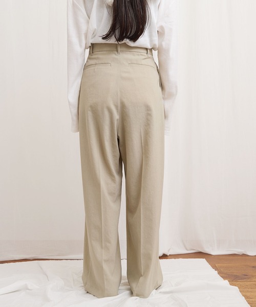 fig Ｌondon（フィグロンドン）の「3tuck pants（スラックス・レディース・ベージュ/ブラック・1/0）」の14枚目の写真