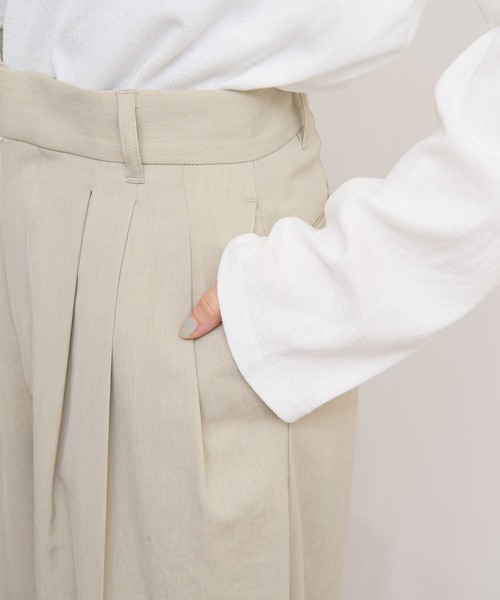fig Ｌondon（フィグロンドン）の「3tuck pants（スラックス・レディース・ベージュ/ブラック・1/0）」の17枚目の写真