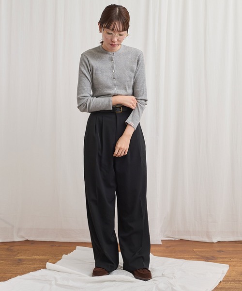fig Ｌondon（フィグロンドン）の「3tuck pants（スラックス・レディース・ベージュ/ブラック・1/0）」の3枚目の写真