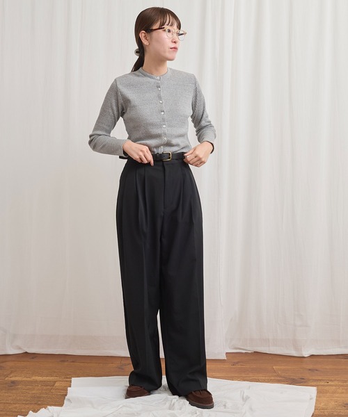 fig Ｌondon（フィグロンドン）の「3tuck pants（スラックス・レディース・ベージュ/ブラック・1/0）」の4枚目の写真
