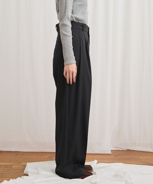 fig Ｌondon（フィグロンドン）の「3tuck pants（スラックス・レディース・ベージュ/ブラック・1/0）」の6枚目の写真