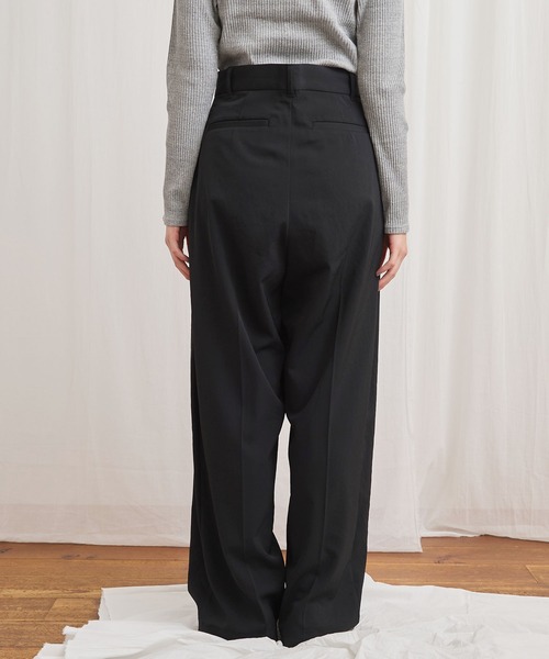 fig Ｌondon（フィグロンドン）の「3tuck pants（スラックス・レディース・ベージュ/ブラック・1/0）」の7枚目の写真
