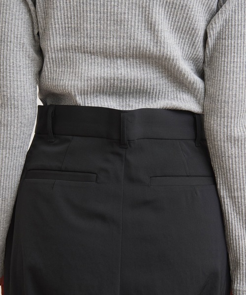 fig Ｌondon（フィグロンドン）の「3tuck pants（スラックス・レディース・ベージュ/ブラック・1/0）」の8枚目の写真