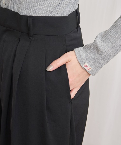 fig Ｌondon（フィグロンドン）の「3tuck pants（スラックス・レディース・ベージュ/ブラック・1/0）」の9枚目の写真
