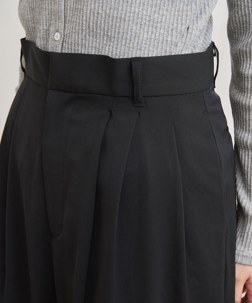 fig Ｌondon（フィグロンドン）の「3tuck pants（スラックス・レディース・ベージュ/ブラック・1/0）」の10枚目の写真