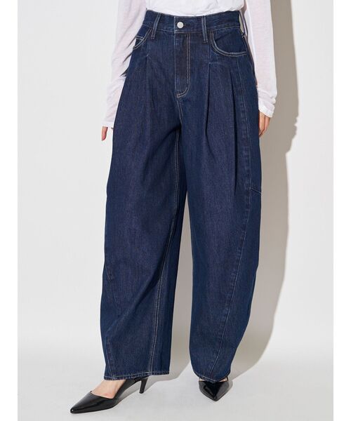 ELENDEEK（エレンディーク）の「パネルタックデニムワイドパンツ（デニムパンツ・レディース・ライトブルー/インディゴブルー・01/02）」の2枚目の写真