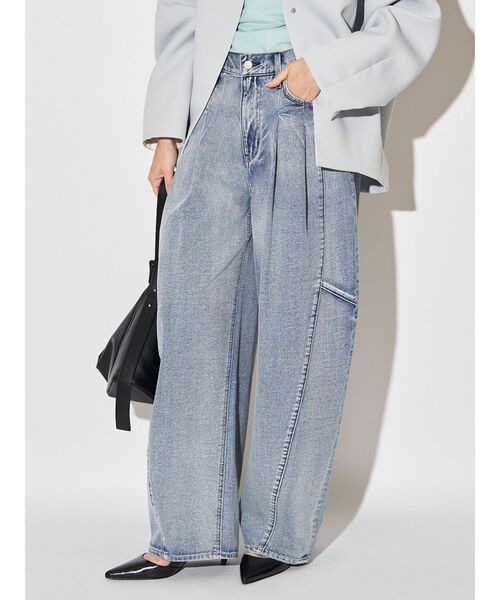 ELENDEEK（エレンディーク）の「パネルタックデニムワイドパンツ（デニムパンツ・レディース・ライトブルー/インディゴブルー・01/02）」の3枚目の写真