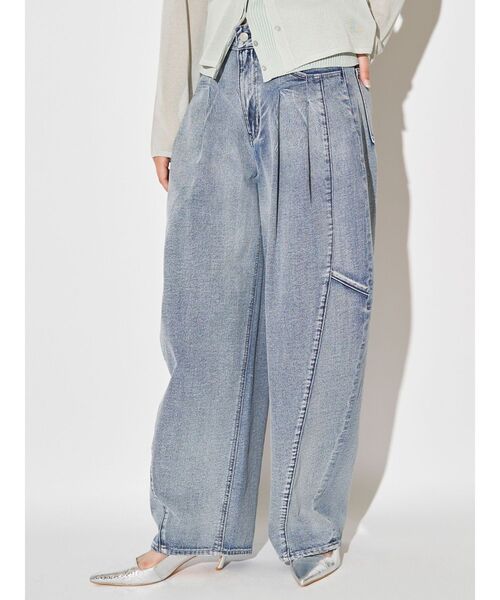 ELENDEEK（エレンディーク）の「パネルタックデニムワイドパンツ（デニムパンツ・レディース・ライトブルー/インディゴブルー・01/02）」の4枚目の写真