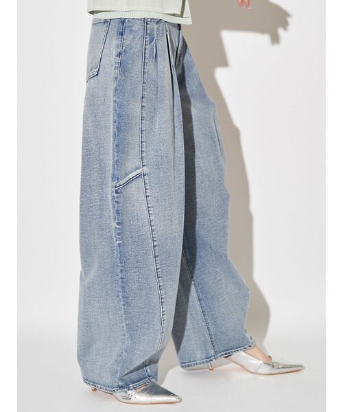 ELENDEEK（エレンディーク）の「パネルタックデニムワイドパンツ（デニムパンツ・レディース・ライトブルー/インディゴブルー・01/02）」の5枚目の写真