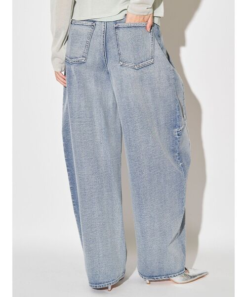 ELENDEEK（エレンディーク）の「パネルタックデニムワイドパンツ（デニムパンツ・レディース・ライトブルー/インディゴブルー・01/02）」の6枚目の写真