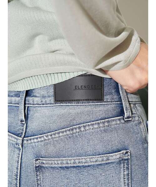ELENDEEK（エレンディーク）の「パネルタックデニムワイドパンツ（デニムパンツ・レディース・ライトブルー/インディゴブルー・01/02）」の7枚目の写真