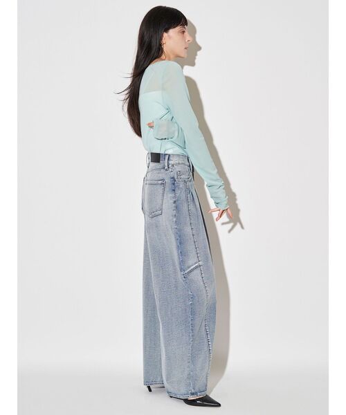 ELENDEEK（エレンディーク）の「パネルタックデニムワイドパンツ（デニムパンツ・レディース・ライトブルー/インディゴブルー・01/02）」の10枚目の写真