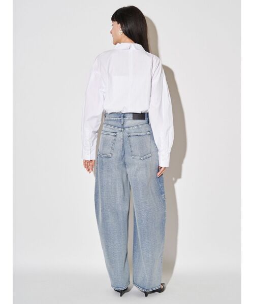 ELENDEEK（エレンディーク）の「パネルタックデニムワイドパンツ（デニムパンツ・レディース・ライトブルー/インディゴブルー・01/02）」の13枚目の写真