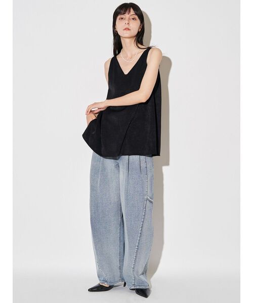 ELENDEEK（エレンディーク）の「パネルタックデニムワイドパンツ（デニムパンツ・レディース・ライトブルー/インディゴブルー・01/02）」の17枚目の写真