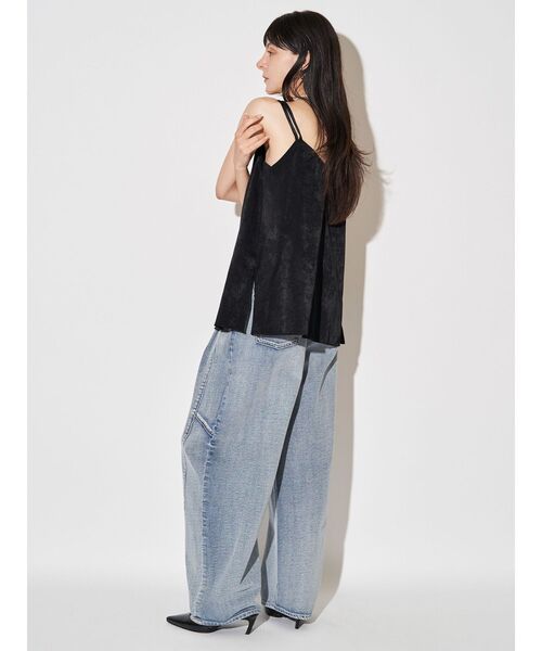 ELENDEEK（エレンディーク）の「パネルタックデニムワイドパンツ（デニムパンツ・レディース・ライトブルー/インディゴブルー・01/02）」の18枚目の写真