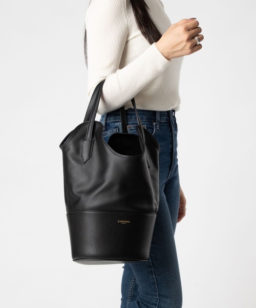 J&M Davidson(ジェイアンドエムデヴィッドソン)の「J&M DAVIDSON SMALL RAY BUCKET ジェイアンドエムデヴィッドソン スモールレイ バケット ショルダーバッグ(ショルダーバッグ・レディース・グレー系1/ブラック・FREE)」の4枚目の写真