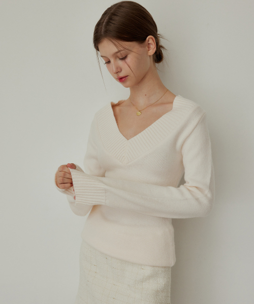 HYBERNAT（ハイバーナット）の「Versailles V-neck knit - IVORY（ニット/セーター・レディース・その他・FREE）」の2枚目の写真