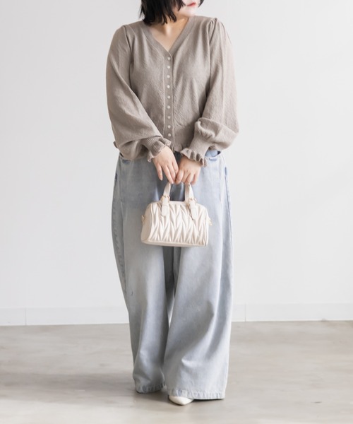 CLETTE(クレット)の「CLETTEオリジナルフリル使いVネックニットカーディガン(カーディガン/ボレロ・レディース・ネイビー/ピンク/グレイッシュベージュ・4L/3L/LL)」の5枚目の写真
