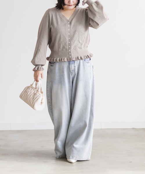 CLETTE(クレット)の「CLETTEオリジナルフリル使いVネックニットカーディガン(カーディガン/ボレロ・レディース・ネイビー/ピンク/グレイッシュベージュ・4L/3L/LL)」の6枚目の写真