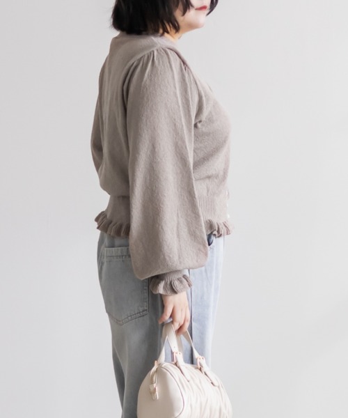 CLETTE(クレット)の「CLETTEオリジナルフリル使いVネックニットカーディガン(カーディガン/ボレロ・レディース・ネイビー/ピンク/グレイッシュベージュ・4L/3L/LL)」の4枚目の写真