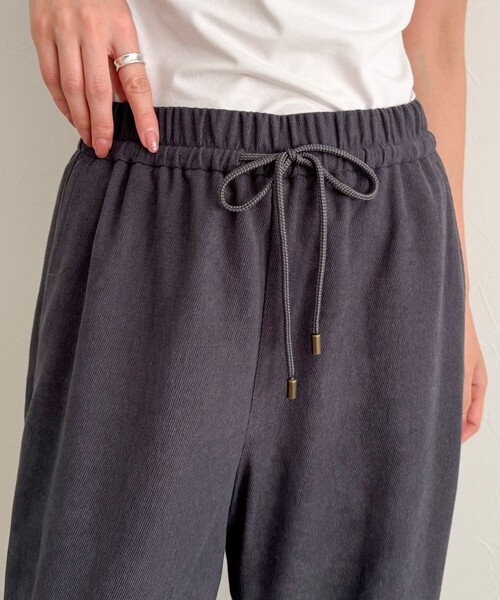 fredy emue（フレディエミュ）の「シルキーウォームセミワイドイージーパンツ（その他パンツ・レディース・チャコールグレー/ベージュ/オフホワイト/ブルー・36/38）」の17枚目の写真