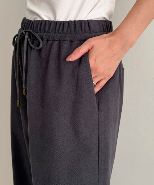 fredy emue（フレディエミュ）の「シルキーウォームセミワイドイージーパンツ（その他パンツ・レディース・チャコールグレー/ベージュ/オフホワイト/ブルー・36/38）」の18枚目の写真