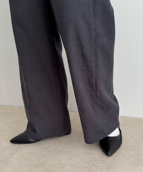 fredy emue（フレディエミュ）の「シルキーウォームセミワイドイージーパンツ（その他パンツ・レディース・チャコールグレー/ベージュ/オフホワイト/ブルー・36/38）」の19枚目の写真