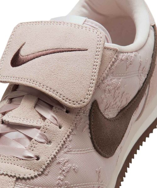 NIKE（ナイキ）の「ナイキ コルテッツ テキスタイル ウィメンズシューズ / Nike Cortez Textile Women's Shoes IQ3624-667 Silt Red（スニーカー・レディース・ピンク系その他2・26/25.5/22.5/22/25/24.5/24/23.5/23）」の18枚目の写真