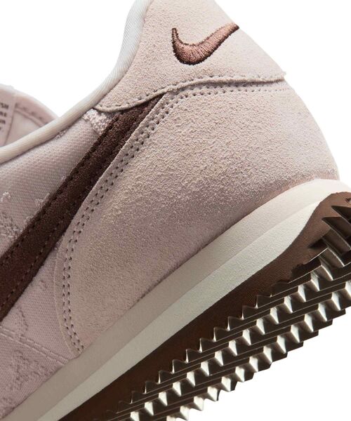 NIKE（ナイキ）の「ナイキ コルテッツ テキスタイル ウィメンズシューズ / Nike Cortez Textile Women's Shoes IQ3624-667 Silt Red（スニーカー・レディース・ピンク系その他2・26/25.5/22.5/22/25/24.5/24/23.5/23）」の19枚目の写真