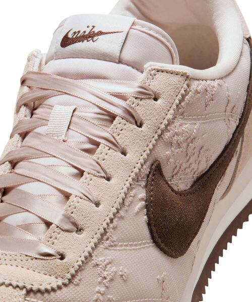 NIKE（ナイキ）の「ナイキ コルテッツ テキスタイル ウィメンズシューズ / Nike Cortez Textile Women's Shoes IQ3624-667 Silt Red（スニーカー・レディース・ピンク系その他2・26/25.5/22.5/22/25/24.5/24/23.5/23）」の20枚目の写真