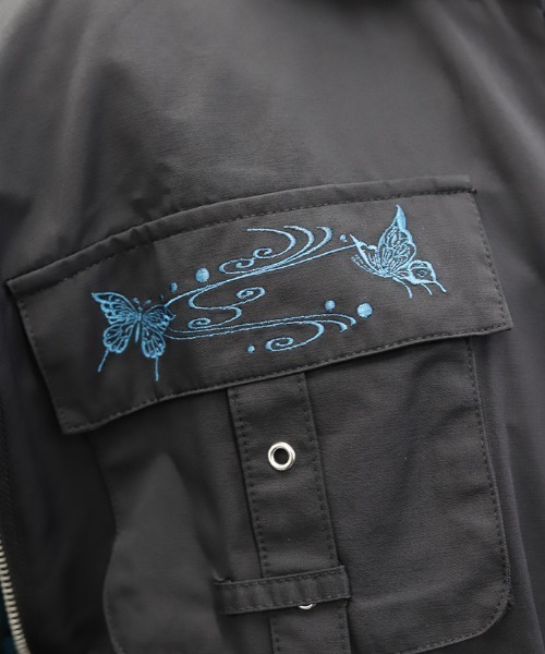 REZEN(リゼン)の「蝶刺繍和袖ミリタリーコート(ミリタリージャケット・メンズ・ライトグレー/ローズ/ターコイズブルー・MEDIUM/LARGE)」の20枚目の写真