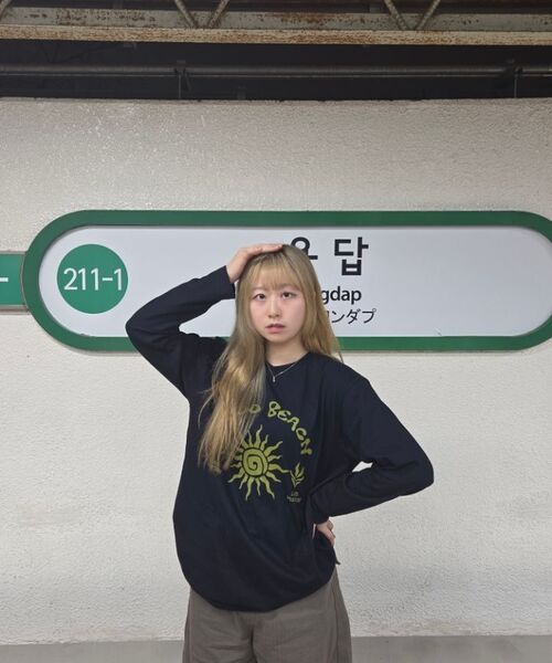 COSO(コソ)の「ビーチアートワーク長袖ロングスリーブ_2カラー(Tシャツ/カットソー・レディース・グレー/ネイビー・1/2)」の13枚目の写真