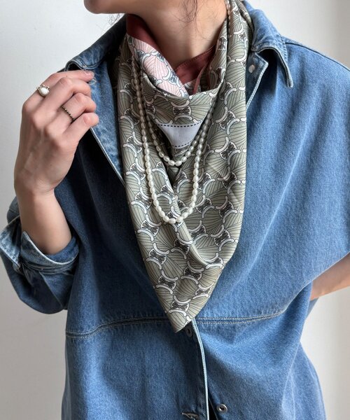 DouDou（ドゥドゥ）の「【WEB限定】リバーシブル幾何柄スカーフ（ストール/ショール・レディース・ブラウン/ブルー・FREE）」の3枚目の写真