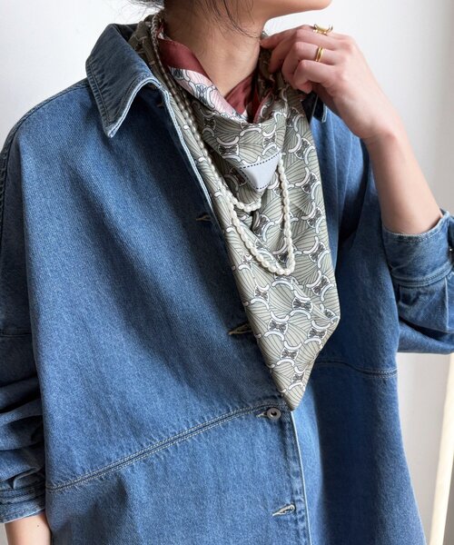 DouDou（ドゥドゥ）の「【WEB限定】リバーシブル幾何柄スカーフ（ストール/ショール・レディース・ブラウン/ブルー・FREE）」の4枚目の写真