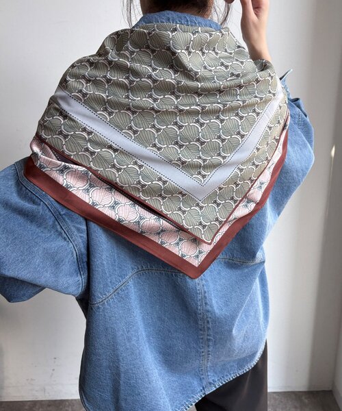 DouDou（ドゥドゥ）の「【WEB限定】リバーシブル幾何柄スカーフ（ストール/ショール・レディース・ブラウン/ブルー・FREE）」の8枚目の写真