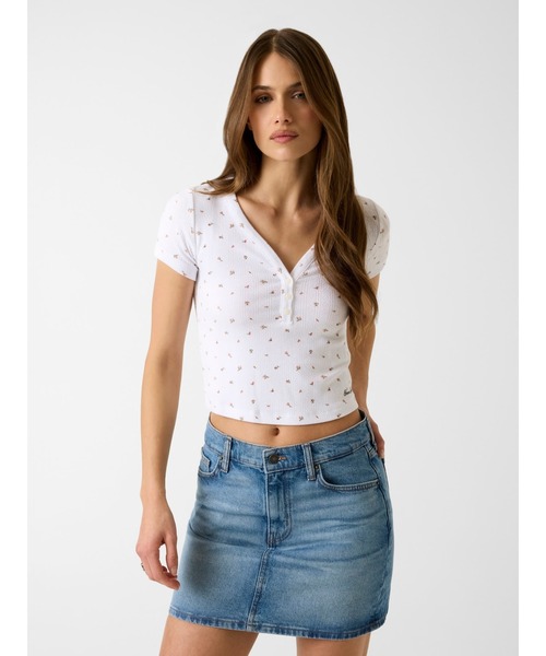 GUESS JEANS（ゲスジーンズ）の「GUESS JEANS Pointelle Short Sleeves Henley Top（Tシャツ/カットソー・レディース・ホワイト系その他・MEDIUM/X-SMALL）」の3枚目の写真