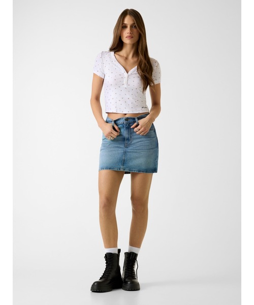 GUESS JEANS（ゲスジーンズ）の「GUESS JEANS Pointelle Short Sleeves Henley Top（Tシャツ/カットソー・レディース・ホワイト系その他・MEDIUM/X-SMALL）」の5枚目の写真