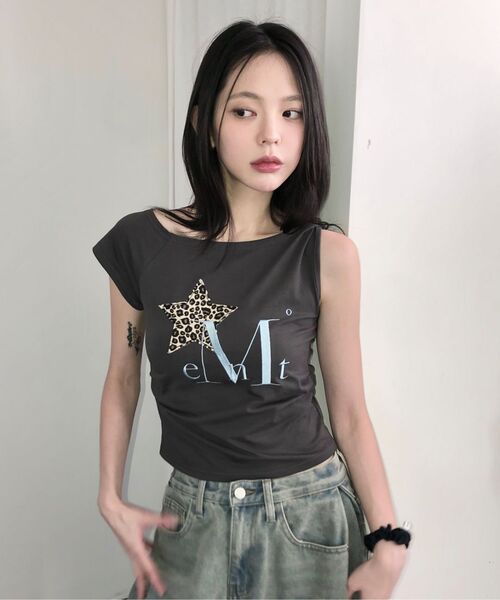 MUCENT（ムセント）の「ミュアヒョピスターパッチアシンメトリーフリルツイスト半袖Tシャツ（Tシャツ/カットソー・レディース・チャコール・FREE）」の2枚目の写真