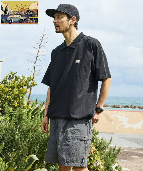 FREAK'S STORE(フリークスストア)の「FREAK'S STORE for BEACH & FES リラックスフィット ワンポイントロゴ スピンドル ポロシャツ/紫外線防止(UPF50+)/接触冷感/吸水速乾(ポロシャツ・メンズ・ベージュ/チャコールグレー/ブラック/ライトグレー/グリーン/ホワイト・SMALL/MEDIUM/LARGE)」の3枚目の写真