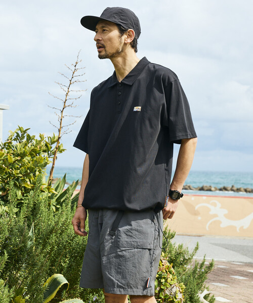 FREAK'S STORE(フリークスストア)の「FREAK'S STORE for BEACH & FES リラックスフィット ワンポイントロゴ スピンドル ポロシャツ/紫外線防止(UPF50+)/接触冷感/吸水速乾(ポロシャツ・メンズ・ベージュ/チャコールグレー/ブラック/ライトグレー/グリーン/ホワイト/サックスブルー・SMALL/MEDIUM/LARGE)」の2枚目の写真