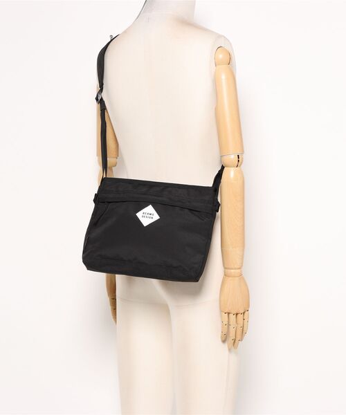 BEAMS DESIGN(ビームス デザイン)の「BEAMSDESIGN(ビームスデザイン)Slash サコッシュ(ショルダーバッグ・メンズ・グリーン/カーキ/ブラック/パープル/ベージュ・FREE)」の6枚目の写真