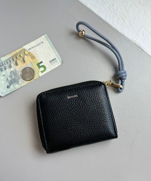 fredy emue（フレディエミュ）の「【BEAURE/ビュレ】レザーストラップウォレットM（財布・レディース・ゴールド/ブラック/グレイッシュベージュ/シルバー・FREE）」の2枚目の写真