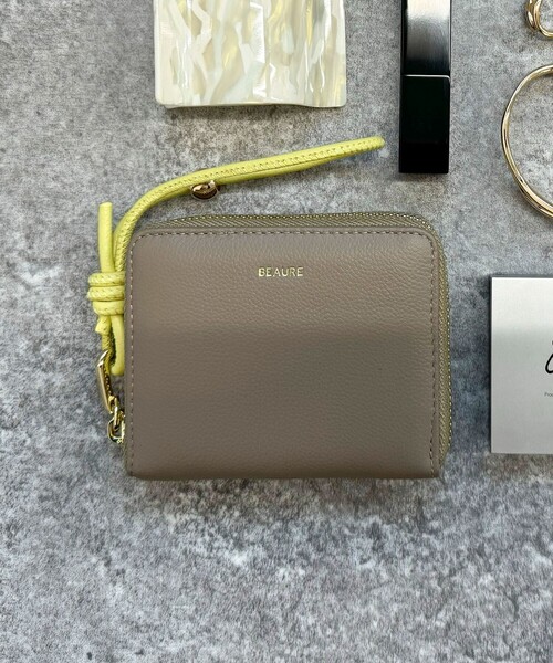 fredy emue（フレディエミュ）の「【BEAURE/ビュレ】レザーストラップウォレットM（財布・レディース・ゴールド/ブラック/グレイッシュベージュ/シルバー・FREE）」の12枚目の写真
