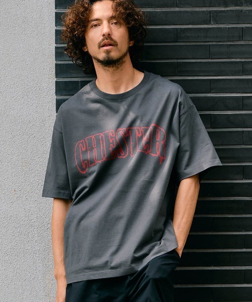 Chester(チェスター)の「mt10544- 2トーン アーチロゴ プリントTシャツ(10012)(Tシャツ/カットソー・メンズ・ホワイト/ブラック系その他/ブラック・M/L/XL)」の2枚目の写真