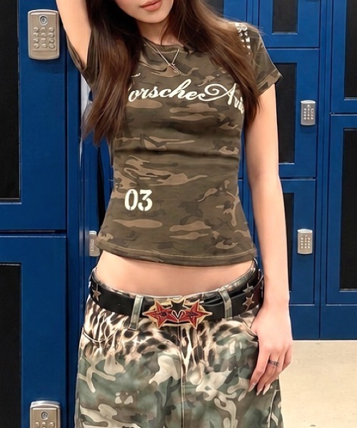 SHEENA(シーナ)の「カモフラ柄ロゴプリントフィットTシャツ(Tシャツ/カットソー・レディース・カーキ・M)」の8枚目の写真
