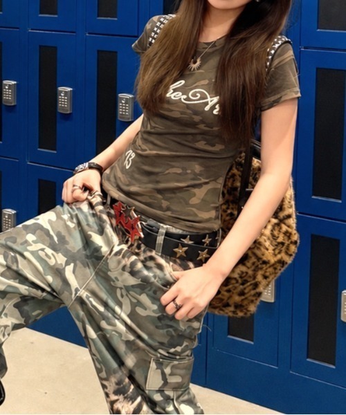 SHEENA(シーナ)の「カモフラ柄ロゴプリントフィットTシャツ(Tシャツ/カットソー・レディース・カーキ・M)」の6枚目の写真