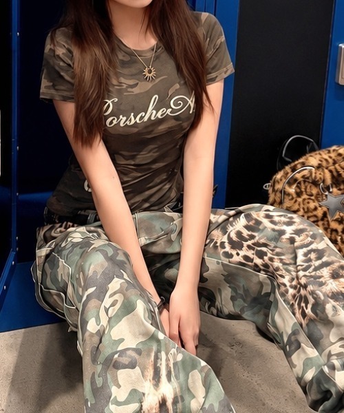 SHEENA(シーナ)の「カモフラ柄ロゴプリントフィットTシャツ(Tシャツ/カットソー・レディース・カーキ・M)」の5枚目の写真