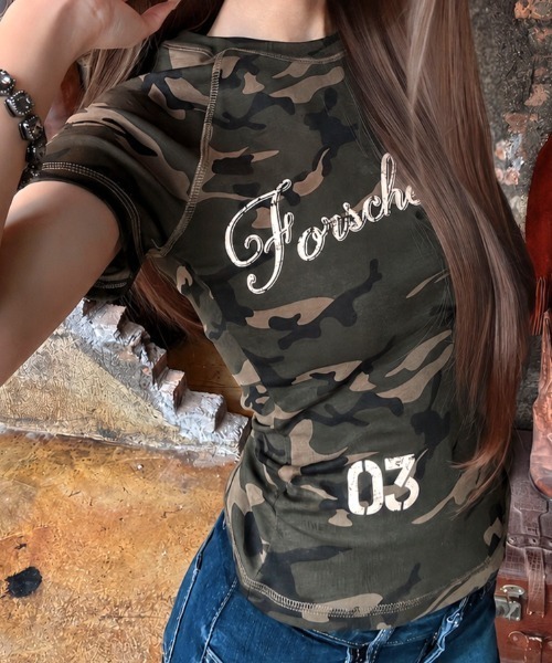 SHEENA(シーナ)の「カモフラ柄ロゴプリントフィットTシャツ(Tシャツ/カットソー・レディース・カーキ・M)」の2枚目の写真