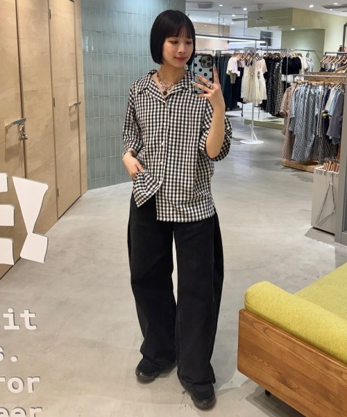 WHIMSIC(ウィムジック)の「【UNISEX】ギンガムチェックバンダナ付きスリーピングシャツ(シャツ/ブラウス・メンズ・ブラック/ブルー/キャメル・FREE)」の4枚目の写真