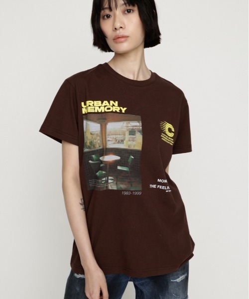 SLY（スライ）の「PHOTO LOGO T/SH フォトロゴTシャツ 夏服 秋服（Tシャツ/カットソー・レディース・ホワイト/ライトブルー/ブラウン/ネイビー・FREE）」の3枚目の写真